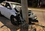 Carro colide em poste na Avenida Professor Oscar Pereira, em Porto Alegre