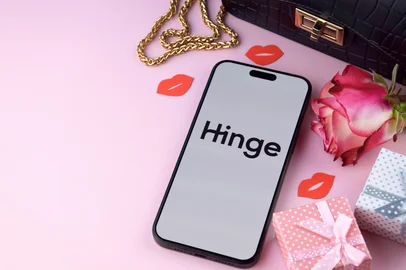iama_sing / adobe.stock.com Hinge dating app on smartphone screen.KHARKIV, UKRAINE - JUNE 12, 2024: Hinge dating app on smartphone screen. Dating and family concept.Fonte: 1336562277<!-- NICAID(16169391) -->