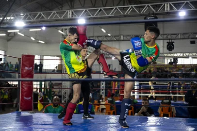 SAPUCAIA DO SUL, RS, BRASIL, 07.10.2023: Campeonato brasileiro de Muay Thai - Na foto: De luvas vermelhas o atleta gaúcho Cauã Machado, 20 anos, participou da luta na categoria 63kg. Foto: Camila Hermes/Agencia RBS<!-- NICAID(15563138) -->