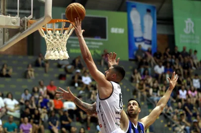 CAXIAS DO SUL, RS, BRASIL, 21/12/2023. Caxias do Sul Basquete x Pinheiros, jogo válido pela 18ª rodada do Novo Basquete Brasil - NBB 2023/2024 - realizado no ginásio do Sesi. (Porthus Junior/Agência RBS)<!-- NICAID(15632654) -->