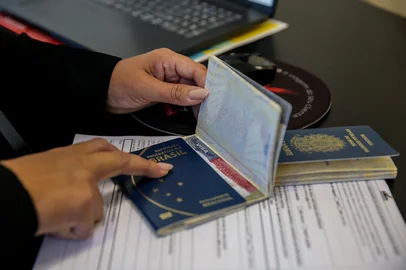 Brasileiros que têm visto americano devem ficar atentos a uma recente mudança nas regras de renovação. Em fevereiro, a isenção da entrevista nesse processo voltou a ser válida para documentos vencidos por até 12 meses. Entrevista com Maribel Gross, gerente da filial da Schultz Operadora de Turismo, de Caxias do Sul. (Neimar De Cesero/Agência RBS)Indexador: Neimar De Cesero<!-- NICAID(15999490) -->