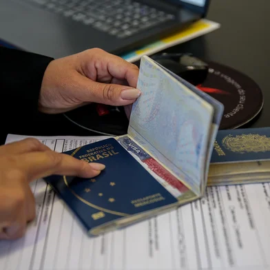 Brasileiros que têm visto americano devem ficar atentos a uma recente mudança nas regras de renovação. Em fevereiro, a isenção da entrevista nesse processo voltou a ser válida para documentos vencidos por até 12 meses. Entrevista com Maribel Gross, gerente da filial da Schultz Operadora de Turismo, de Caxias do Sul. (Neimar De Cesero/Agência RBS)Indexador: Neimar De Cesero<!-- NICAID(15999490) -->