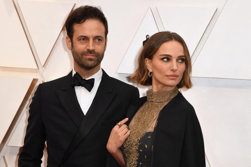 (FILES) US-Israeli actress Natalie Portman (R) and husband French choreographer Benjamin Millepied arrive for the 92nd Oscars at the Dolby Theatre in Hollywood, California, on February 9, 2020. Portman has divorced Millepied, US media reported on March 8, 2024. The "Black Swan" star filed last July to end her marriage of 11 years to Millepied, People magazine said. The divorce was finalized in France last month, it said, citing a Portman representative. (Photo by Robyn Beck / AFP)Editoria: ACELocal: HollywoodIndexador: ROBYN BECKSecao: cinema industryFonte: AFPFotógrafo: STF<!-- NICAID(15700646) -->