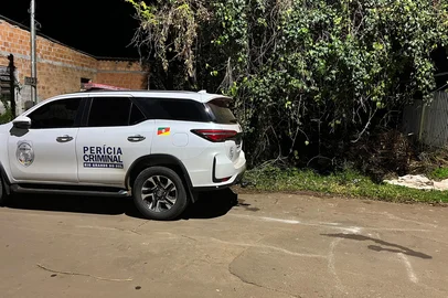 Idoso é morto a tiros dentro de carro em Santo Ângelo; polícia busca casal suspeito<!-- NICAID(16303218) -->