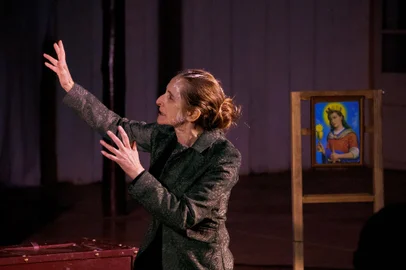 O monólogo de Tina Andrighetti terá apresentações gratuitas em três sábados de setembro e outubro, atingindo os públicos de Vila Cristina, Vila Seca e Vila Oliva.O espetáculo “Odila”, monólogo que conta a vida da jovem cidadã caxiense sobrevivente da tragédia na Metalúrgica Gazola, terá apresentações gratuitas em localidades no interior de Caxias do Sul (RS) nos sábados, dias 30 de setembro, 7 e 21 de outubro, sempre às 19h30min. Respectivamente, Vila Cristina, Vila Seca e Vila Oliva receberão a peça teatral que fala sobre Odila Gubert, que aos 20 anos teve o rumo de sua vida totalmente alterado ao perder a perna direita no grave acidente. <!-- NICAID(15548969) -->