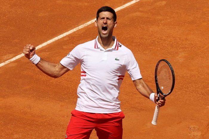 Djokovic vira sobre Tsitsipas em jogo adiado pela chuva e vai à semifinal de Roma