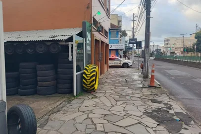 Um homem foi morto a golpes de marreta no início da manhã desta segunda-feira (23) em uma borracharia localizada na Avenida Bento Gonçalves, número 1.652, no bairro Partenon, zona leste de Porto Alegre.<!-- NICAID(16065242) -->