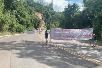 Protesto dos moradores da Vila São Pedro reivindicando uma nova ponte de acesso à BR-116<!-- NICAID(15946296) -->