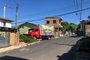 Uma senhora de 77 anos morreu atropelada por um caminhão dentro do condomínio Cristal, bairro Vila Nova, zona sul de Porto Alegre na manhã desta segunda-feira (20). O veículo de uma empresa de entrega de bananas havia sido deixado em frente a um mercado e desceu uma pequena lomba sozinho.<!-- NICAID(14972335) -->