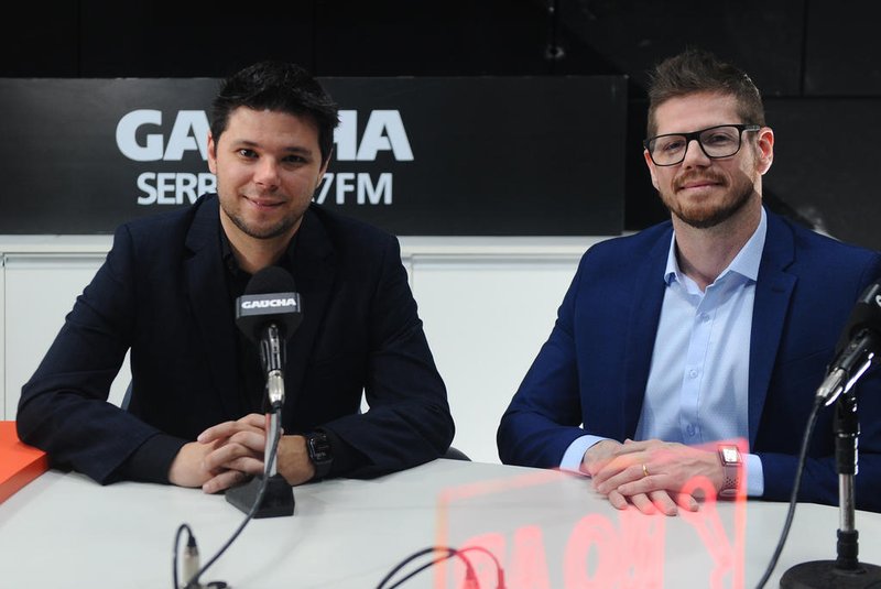 CAXIAS DO SUL, RS, BRASIL, 25/10/2023. Gravação do Podcast Caixa-Forte, da Gaúcha Serra, com Kleber Stumpf, CEO da TopInvest (roupa toda preta), e Felipe Gubert, diretor de Operações da TopInvest. (Bruno Todeschini/Agência RBS)Indexador: BTK<!-- NICAID(15605648) -->