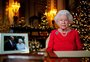 Elizabeth II presta homenagem ao falecido marido, Philip, em mensagem de Natal
