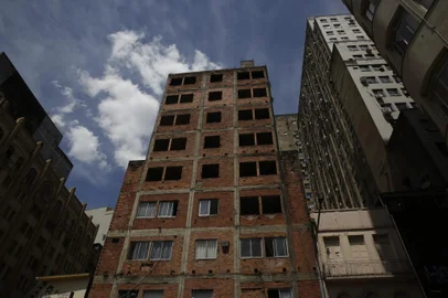 PORTO ALEGRE, RS, BRASIL, 04-01-2021: Edifício inacabado na região central de Porto Alegre, popularmente conhecido como “esqueletão”. O prefeito Sebastião Melo (MDB) mencionou a estrutura no discurso que fez na cerimônia de transmissão do cargo e disse que irá "arrumar o prédio". (Foto: Mateus Bruxel / Agência RBS)<!-- NICAID(14682885) -->
