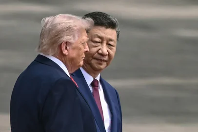 BRENDAN SMIALOWSKI / AFP China's President Xi Jinping (R) looks at US President Donald Trump during a welcome ceremony at the Great Hall of the People in Beijing on May 14, 2026. (Photo by Brendan SMIALOWSKI / AFP)<!-- NICAID(16284921) -->