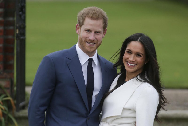 Príncipe Harry e Meghan Markle posam para fotos logo após anunciarem o noivadoBritain's Prince Harry stands with his fiancée US actress Meghan Markle as she shows off her engagement ring whilst they pose for a photograph in the Sunken Garden at Kensington Palace in west London on November 27, 2017, following the announcement of their engagement.Britain's Prince Harry will marry his US actress girlfriend Meghan Markle early next year after the couple became engaged earlier this month, Clarence House announced on Monday. / AFP PHOTO /<!-- NICAID(13292641) -->