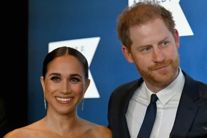 (FILES) Prince Harry, Duke of Sussex, and Meghan, Duchess of Sussex, arrive at the 2022 Robert F. Kennedy Human Rights Ripple of Hope Award Gala at the Hilton Midtown in New York City on December 6, 2022. Prince Harry and wife Meghan Markle were involved in a "near catastrophic car chase" involving paparazzi in New York late on May 16, 2023, a spokesperson for the couple said May 17. "This relentless pursuit, lasting over two hours, resulted in multiple near collisions involving other drivers on the road, pedestrians and two NYPD officers," the spokesperson added. (Photo by ANGELA WEISS / AFP)Editoria: HUMLocal: New YorkIndexador: ANGELA WEISSSecao: celebrityFonte: AFPFotógrafo: STF<!-- NICAID(15430496) -->