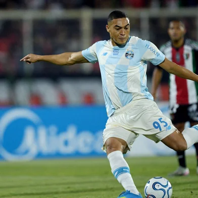 Gremio's forward #95 Carlos Vinicius shoots from the penalty spot and misses for the third time during the Copa Sudamericana group stage football match between Chile's Palestino and Brazil's Gremio at the Municipal de la Cisterna stadium in Santiago on April 29, 2026. (Photo by Rodrigo ARANGUA / AFP)Editoria: SPOLocal: SantiagoIndexador: RODRIGO ARANGUASecao: soccerFonte: AFPFotógrafo: STF<!-- NICAID(16276121) -->