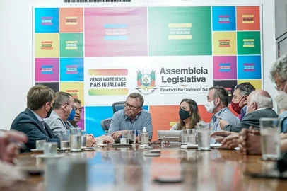 Acabou sem acordo a segunda reunião da Mesa de Negociações sobre o Salário Mínimo Regional da Assembleia Legislativa. Apesar de todos elogiarem o avanço que significou a instalação do espaço de diálogo, empresários e trabalhadores mantém divergências importantes sobre o tema. Já o governo insiste que é preciso construir uma saída de consenso. O deputado Luiz Fernando Mainardi (PT), que sugeriu a instalação da Mesa de Negociação e coordenou a reunião em nome do presidente da Assembleia Legislativa, deputado Valdeci Oliveira, disse que é normal que a negociação seja lenta. “Acho que o encontro foi produtivo. Não chegamos a um ponto comum, mas todos elogiaram o diálogo e ninguém colocou na mesa a extinção do Piso Salarial Regional. Já vejo um avanço”, destacou.
