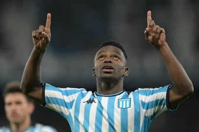 Racing's Colombian forward Johan Carbonero celebrates after scoring during the Copa Sudamericana round of 16 second leg football match between Argentina's Racing and Chile's Huachipato at the Presidente Peron stadium in Avellaneda, Buenos Aires Province, on August 20, 2024. (Photo by JUAN MABROMATA / AFP)Editoria: SPOLocal: AvellanedaIndexador: JUAN MABROMATASecao: soccerFonte: AFPFotógrafo: STF<!-- NICAID(15950284) -->