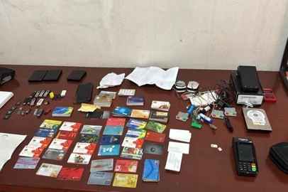 A Polícia Federal deflagrou, nesta quarta-feira (11/6), a Operação Falsa Central, com o objetivo de desarticular grupo criminoso especializado no delito de furto qualificado mediante fraude, praticado a partir da instalação de dispositivos para reter cartões bancários de vítimas em terminais de autoatendimento.<!-- NICAID(16057116) -->