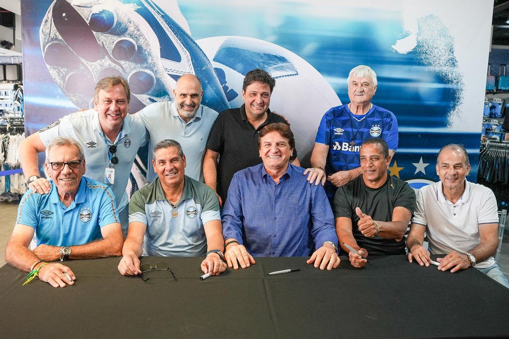 Grêmio organiza sessão de autógrafos com jogadores campeões mundiais em 1983
