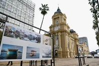 Porto Alegre, RS – A Praça da Alfândega recebe a exposição urbana Memorial das Águas, composta por fotografias que documentam o processo de reconstrução após a enchente de maio de 2024.Indexador: jeff botega<!-- NICAID(16103970) -->