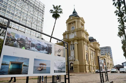 Porto Alegre, RS – A Praça da Alfândega recebe a exposição urbana Memorial das Águas, composta por fotografias que documentam o processo de reconstrução após a enchente de maio de 2024.Indexador: jeff botega<!-- NICAID(16103970) -->