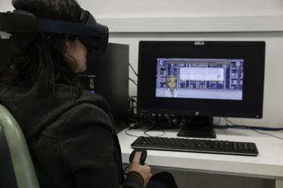 PORTO ALEGRE, RS, BRASIL, 25-06-2025: Pesquisadores têm trazido discussão muito rica e relevante: como é fazer pesquisa científica em um tempo onde há gente gerando artigos por IA e até a revisão das revistas e periódicos é feita por IA? Pauta busca mostrar como cientistas estão trabalhando diante deste cenário e por que esse debate é relevante para as pessoas, tem a ver com a geração de conhecimento. Na foto: Isabel Siqueira Foto: André Ávila/Agência RBSIndexador: Andre Avila<!-- NICAID(16067835) -->