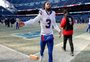 Jogador da NFL que teve parada cardíaca se recupera, tem tubo de respiração retirado e fala com familiares