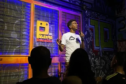 O humorista Hélio de la  Peña retorna a Caxias do Sul pela terceira vez para apresentar o seu stand-up Preto de Neve, no sábado (26), a partir das 20h<!-- NICAID(16084659) -->