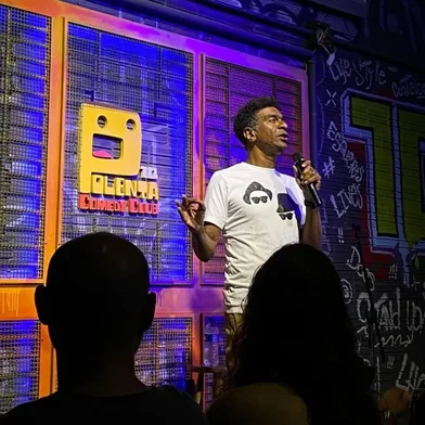 O humorista Hélio de la  Peña retorna a Caxias do Sul pela terceira vez para apresentar o seu stand-up Preto de Neve, no sábado (26), a partir das 20h<!-- NICAID(16084659) -->