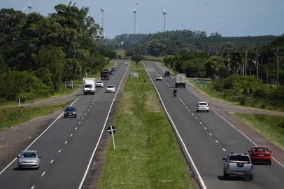 Porto Alegre, RS, Brasil, 14-12-2022: Situação da rodovia ERS-030, trecho de Gravataí a Tramandaí, para a temporada de verão. Raio-X das estradas para o litoral norte. Foto: Mateus Bruxel / Agência RBSIndexador: Mateus Bruxel<!-- NICAID(15295256) -->