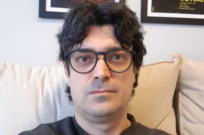 Douglas Ceccagno é professor na Universidade de Caxias do Sul, doutor em Letras pela PUC-RS. Publica irregularmente, no Instagram, suas Notas apressadas para poemas futuros. É autor dos livros Rábula (poesia) e Ópera Subterrânea (contos).<!-- NICAID(15159683) -->