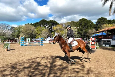 campeonato de hipismo em Passo Fundo vencedora Liége Jaqueline Guerra, 13 anos<!-- NICAID(15848495) -->