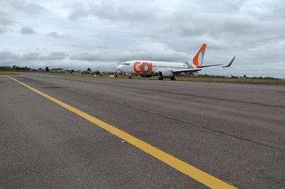 é um serviço chamado de desemborrachamento da pista que vai ocorrer de 14 a 18 de dezembro./ segundo o diretor do aeroporto Hugo Cantergiani de Caxias, Mauricio D'avila, a medida não vai intereferir na operação mesmo que a pista tenha que ficar interditada para o trabalho das maquinas./ é que o serviço vai acontecer durante a tarde./ a retirada de borracha deixada por pneus de aviões é contratada pelo departamento aeroportuario do estado e é efetuada pela infraero./atualmente o aeroporto de caxias opera com um  voo da gol que chega às 10h15 e decola às 11h tres vezes por semana./ segundo davila, há sinalização para a companhia azul reinicie operações em fevereiro./ no ano passado cerca de 225 mil passageiros passaram pelo terminal caxiense./<!-- NICAID(14656564) -->