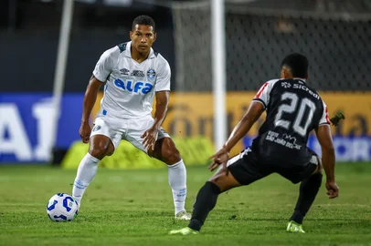 Gremio x AtlheticRS - FUTEBOL/COPA DO BRASIL 2024 /GREMIO XATLHETIC - ESPORTES - Lance da partida entre Gremio e Atlhetoc disputada na noite desta quarta-feira, na Arena Sicredi, em Sao Joao Del Rey, valida pela da Copa do Brasil 2025. FOTO: LUCAS UEBEL/GREMIO FBPAEditoria: SPOLocal: Sao Joao Del ReyIndexador: Lucas UebelSecao: futebolFonte: Gremio.netFotógrafo: Gremio x Atlhetic<!-- NICAID(15994567) -->