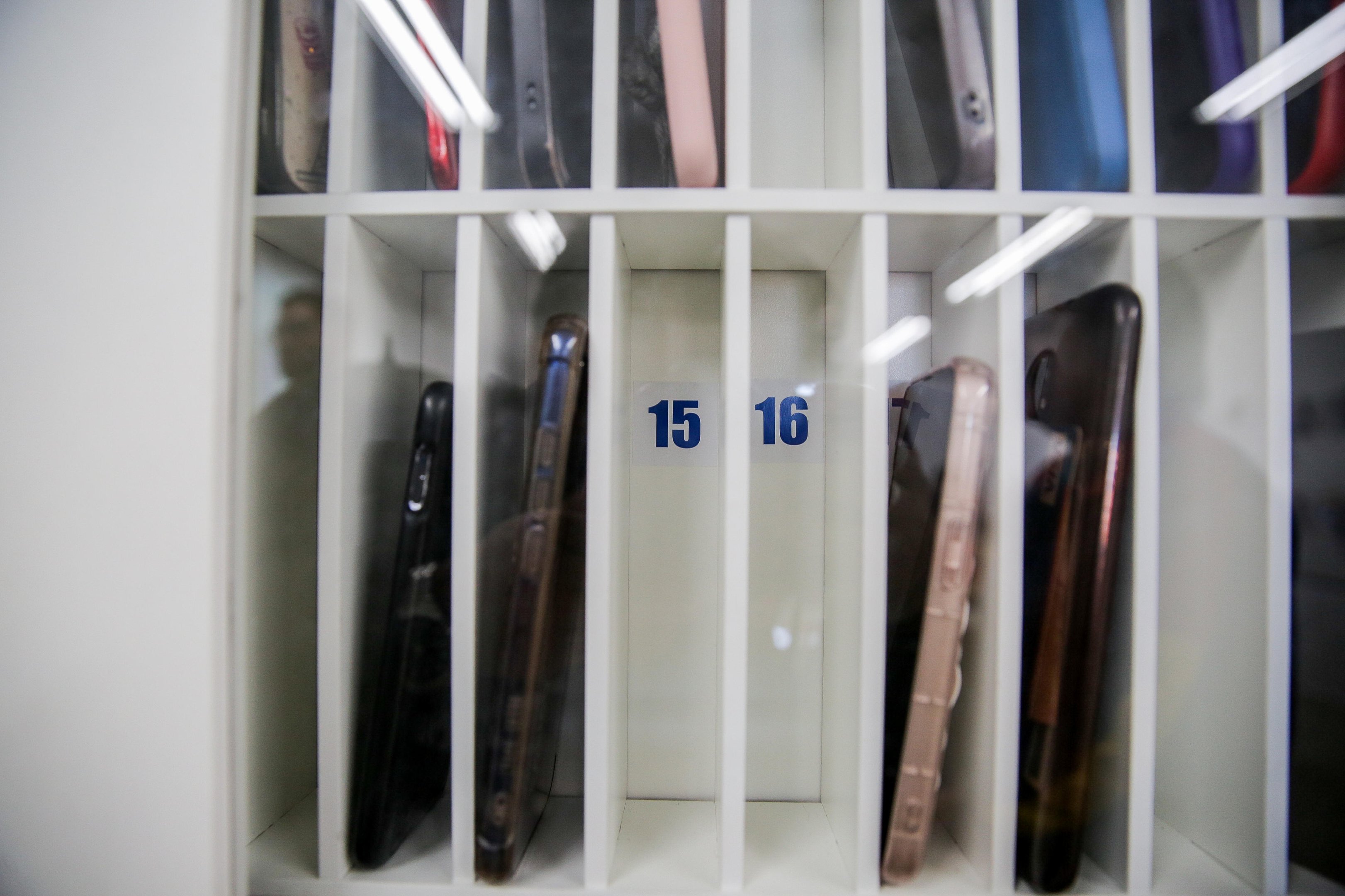 &ldquo;Proibi&ccedil;&atilde;o absoluta n&atilde;o faz sentido&rdquo;: especialista questiona veto ao celular em universidades