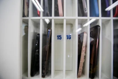 CAXIAS DO SUL, RS, BRASIL, 21/11/2024. Colégio Murialdo tem iniciativa para que estudantes reduzam o tempo de uso do celular na escola. Aparelho permanece guardado em uma caixa, com chave, e só é possível pegá-lo no recreio. (Neimar De Cesero/Agência RBS)Indexador: Neimar De Cesero<!-- NICAID(15918338) -->