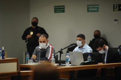CAXIAS DO SUL, RS, BRASIL (07/10/2021)Júri sobre o assassinato de Jurandir Trein de Moura, 35 anos, em 2017, prossegue pelo segundo dia. Os réus são a irmã da vítima, Juliana Trein de Moura, 34, o companheiro dela, Andrei dos Santos Fischborn, 26, e Lucas Porto, 28, que é amigo do cunhado da vítima. Juliana está foragida da Justiça. (Antonio Valiente/Agência RBS)<!-- NICAID(14908791) -->