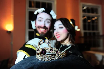 A coroa que vai acompanhar o reinado da trigésima primeira rainha da Festa da Uva foi apresentada na noite desta terça-feira (15) no Pátio Eberle, em Caxias do Sul. A joia foi confeccionada pela designer Camila Vieira, que também assinou a criação das tiaras das embaixatrizes e das coroas das princesas da edição de 2024 do evento<!-- NICAID(15511291) -->