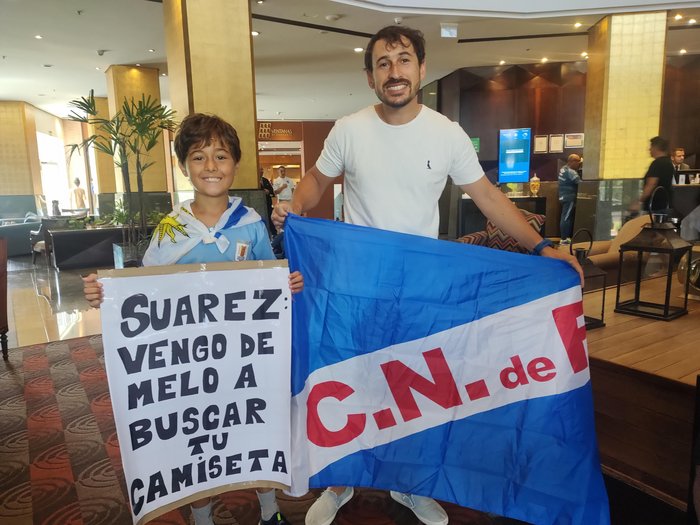 Fãs de Suárez e torcedores do Nacional, uruguaios viajam a Porto Alegre para assistir ao Gre-Nal