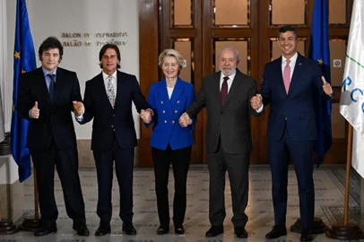 (E/D) O presidente da Argentina, Javier Milei, o presidente do Uruguai, Luis Lacalle Pou, a presidente da Comissão Europeia, Ursula von der Leyen, o presidente do Brasil, Luiz Inácio Lula da Silva, e o presidente do Paraguai, Santiago Pena, posam para a foto de família da LXV Cúpula do Mercosul em Montevidéu, em 6 de dezembro de 2024. O Mercosul e a União Europeia concluíram "negociações para um acordo de livre comércio", anunciou a presidente da Comissão Europeia, Ursula von der Leyen, em Montevidéu, em 6 de dezembro.<!-- NICAID(15930429) -->