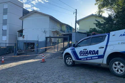 Há mais de 30 horas fora de casa, moradores montam acampamento para vigiar moradias interditadas, em Caxias do Sul.<!-- NICAID(16003571) -->