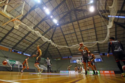 CAXIAS DO SUL, RS, BRASIL, 01/09/2025. Treino do Caxias do Sul Basquete no Ginásio do Sesi. O time está se preparando para a temporada 2025/2026 do Novo Basquete Brasil - NBB 2025/2026. (Porthus Juniior/Agência RBS)<!-- NICAID(16114758) -->