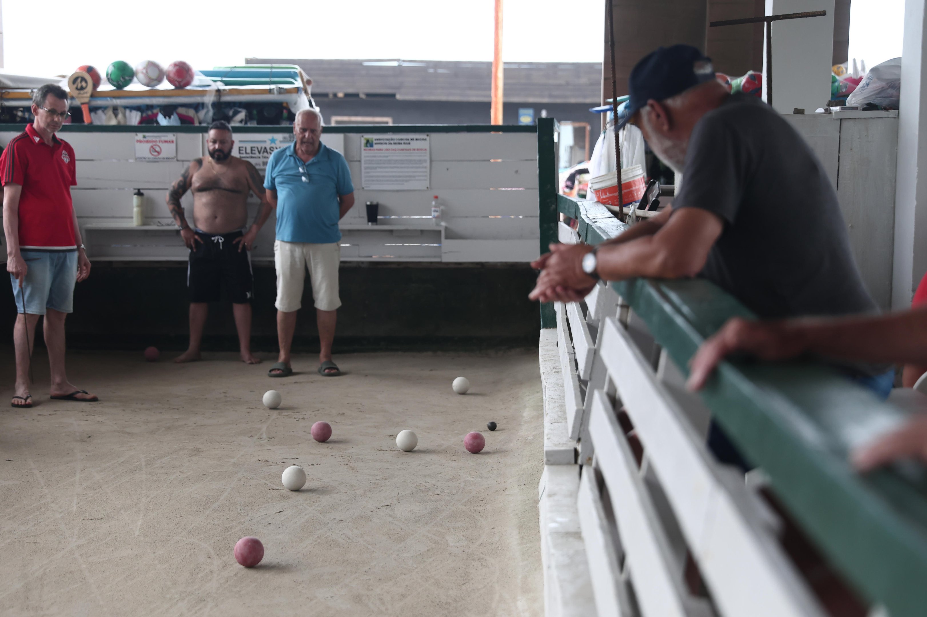 &ldquo;Gosto mais da cancha do que da praia&rdquo;: veranistas trocam o mar pela bocha no litoral do RS