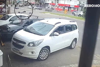 Momento em que motociclista é derrubado por motorista em Canoas, na sexta-feira (31/1/25)