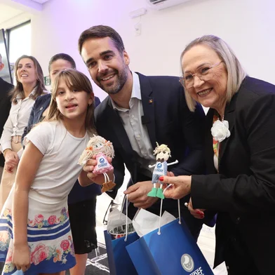 O governador Eduardo Leite inaugurou nesta quinta-feira (24/10), na Fundação para Reabilitação das Deformidades Crânio Faciais e Reabilitação Auditiva (Fundef), de Lajeado, o ambulatório de fissuras labiopalatinas e reabilitação auditiva. A secretária estadual da Saúde, Arita Bergmann, participou da solenidade. O ambulatório foi construído com investimento de R$ 4,1 milhões do Estado, por meio da Secretaria da Saúde (SES), e R$ 1,9 milhão da Prefeitura de Lajeado, totalizando R$ 6 milhões na obra.<!-- NICAID(15899570) -->