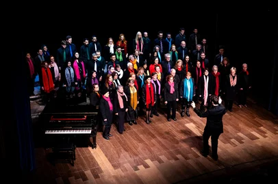 A Secretaria Municipal de Cultura, por meio da Unidade de Música, apresenta o projeto “Coro Canta”, que chega à sua terceira edição e, desta vez, traz o espetáculo “Coro Canta Beatles”, uma homenagem à banda de rock. O concerto integra a programação do 25º Caxias em Cena, um dos principais festivais culturais da cidade, e será realizado no dia 13 de setembro, às 15h, na Casa Vinte, na Rua Dr. Augusto Pestana, em frente ao Zero 54. A entrada é gratuita, conforme a disponibilidade de assentos, e não há necessidade de retirada de ingressos.<!-- NICAID(16120498) -->
