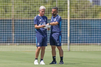 O técnico Luís Castro e o auxiliar técnico Vitor Severino (D) em treino do Grêmio no CT Luiz Carvalho.<!-- NICAID(16214418) -->