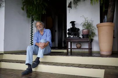 03/11/2021 - PORTO ALEGRE, RS, BRASIL - Retrato do Escritor Sergio Faraco, ele lança livro na Feira do Livro com crônicas inéditas.<!-- NICAID(14931367) -->