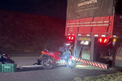 Motociclista morre em acidente com carreta na BR-386 em Carazinho<!-- NICAID(16074028) -->